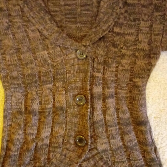 Large short sleeve three button sweater - Picture 7 of 8